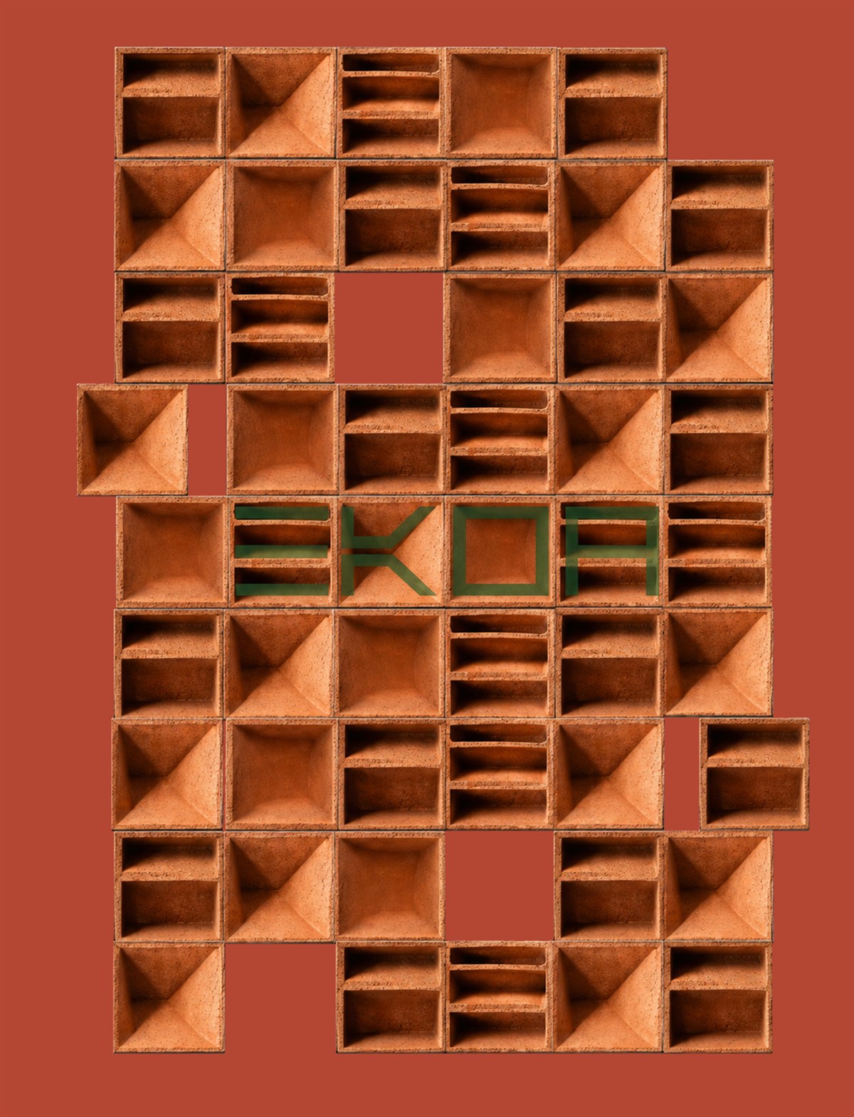 Grade de módulos do cobogó da EKOA, em terracota, formando as letras E, K, O e A em verde no centro.